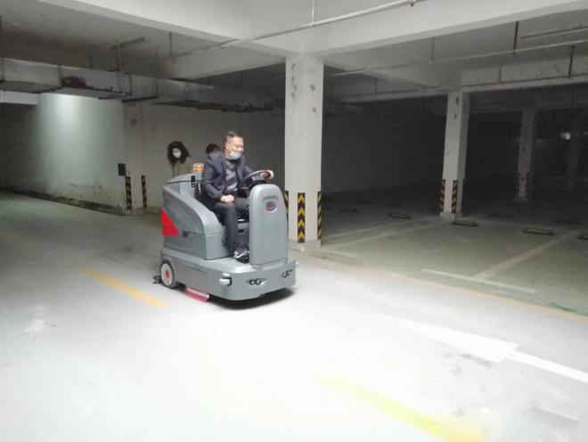 杭州小区物业保洁不用人力改用驾驶式洗地机了